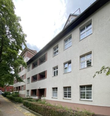 Schöne Dachgeschoss-Wohnung mit Dachbodenreserve und hübschem Balkon, 13469 Berlin, Dachgeschosswohnung