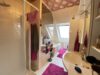 Schöne Dachgeschoss-Wohnung mit Dachbodenreserve und hübschem Balkon - Badezimmer mit Wanne, Dusche und Fenster