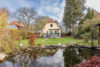 Modernisiertes und charmantes Einfamilienhaus + kleines Baugrundstück - Teich mit Gartenansicht