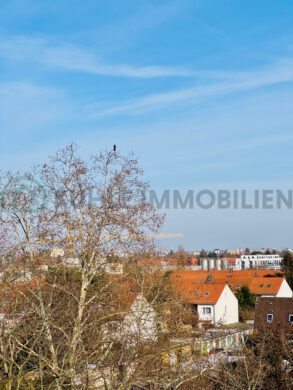 Bezugsfrei: Schöne Dachgeschosswohnung in Grünlage auf weitläufigem Grundstück & Aufzug, 12279 Berlin, Dachgeschosswohnung