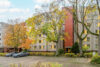 Bezugsfrei: Schöne Dachgeschosswohnung in Grünlage auf weitläufigem Grundstück & Aufzug - Maximilian-Kaller-Straße12Außen-6