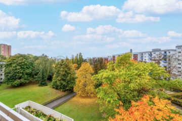 Bezugsfrei: Schöne Dachgeschosswohnung in Grünlage auf weitläufigem Grundstück & Aufzug, 12279 Berlin, Dachgeschosswohnung